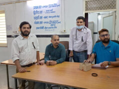 डॉक्टरों पर कार्रवाई के विरोध में काली पट्टी बांधकर प्रदर्शन