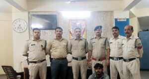 छतरपुर में साइबर फ्रॉड का आरोपी गिरफ्तार, किराए पर लेता था युवकों के बैंक खाते; 6 एटीएम कार्ड बरामद
