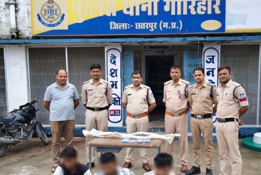 गौरिहार में हत्या के मामले में 3 आरोपी गिरफ्तार, डंडे-मोटरसाइकिल और मोबाइल बरामद